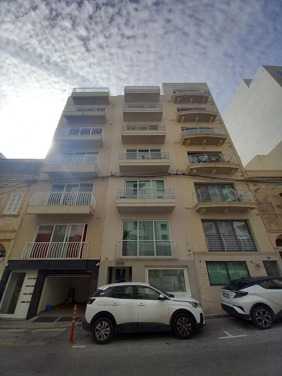 Best Location In 斯利马 外观 照片